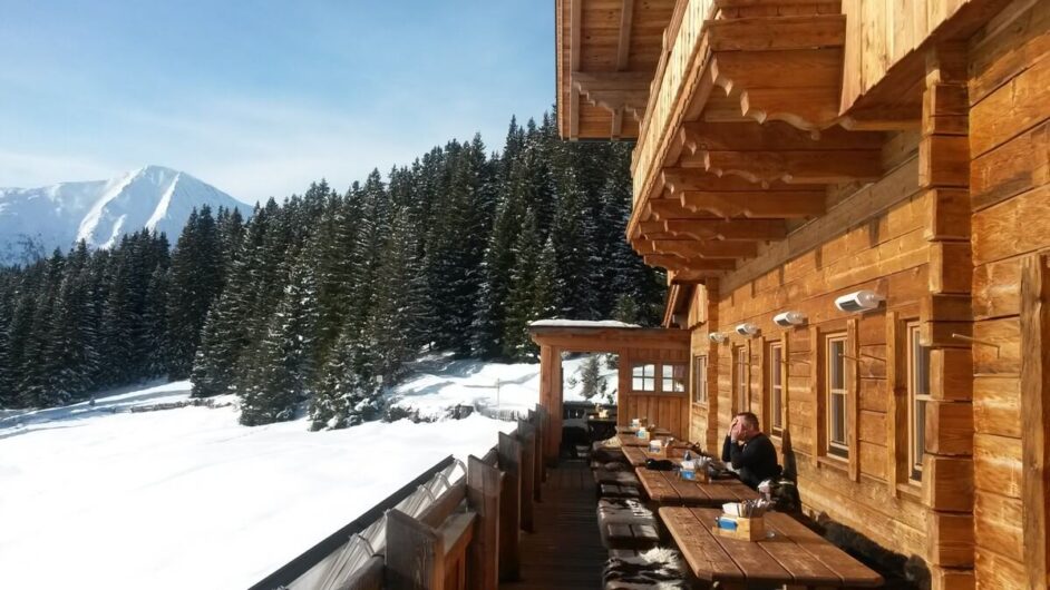 die Sonne und die herrlich verschneite Bergwelt auf der Terrasse der Hög Alm in Serfaus genießen