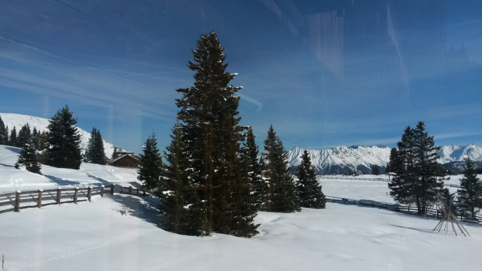 verschneite Landschaft rund um die Hög Alm