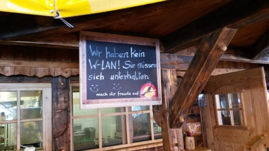 Schild über fehlendes WLAN in der Frommes Alm in Ladis