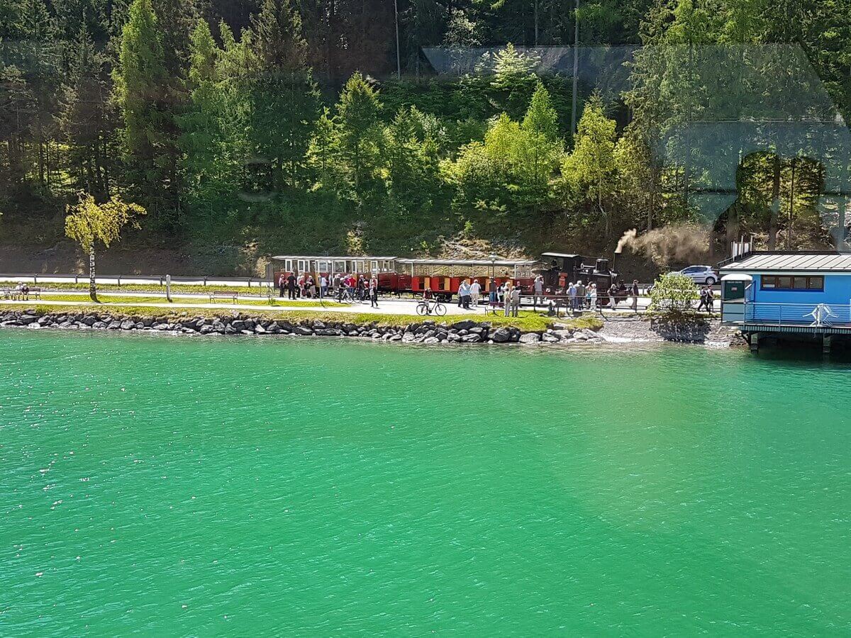 die Achenseebahn am Bahnhof in Seespitz