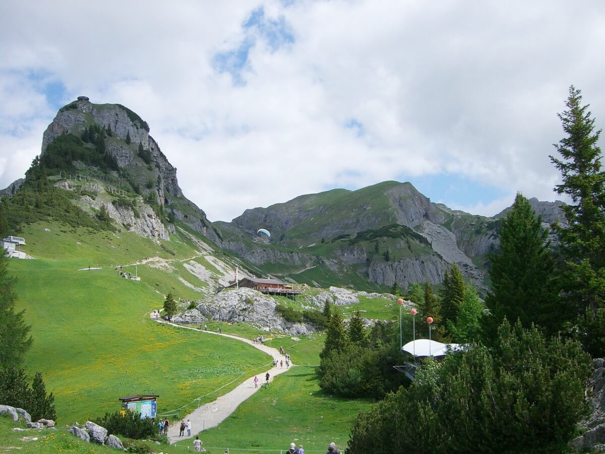 an der Bergstation der Rofan-Seilbahn mit Blick auf den Adlerhorst und eine Alm