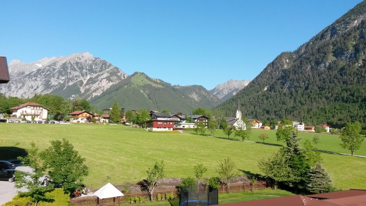 Blick aus dem Zimmer im Hotel Caroline in Richtung Karwendel