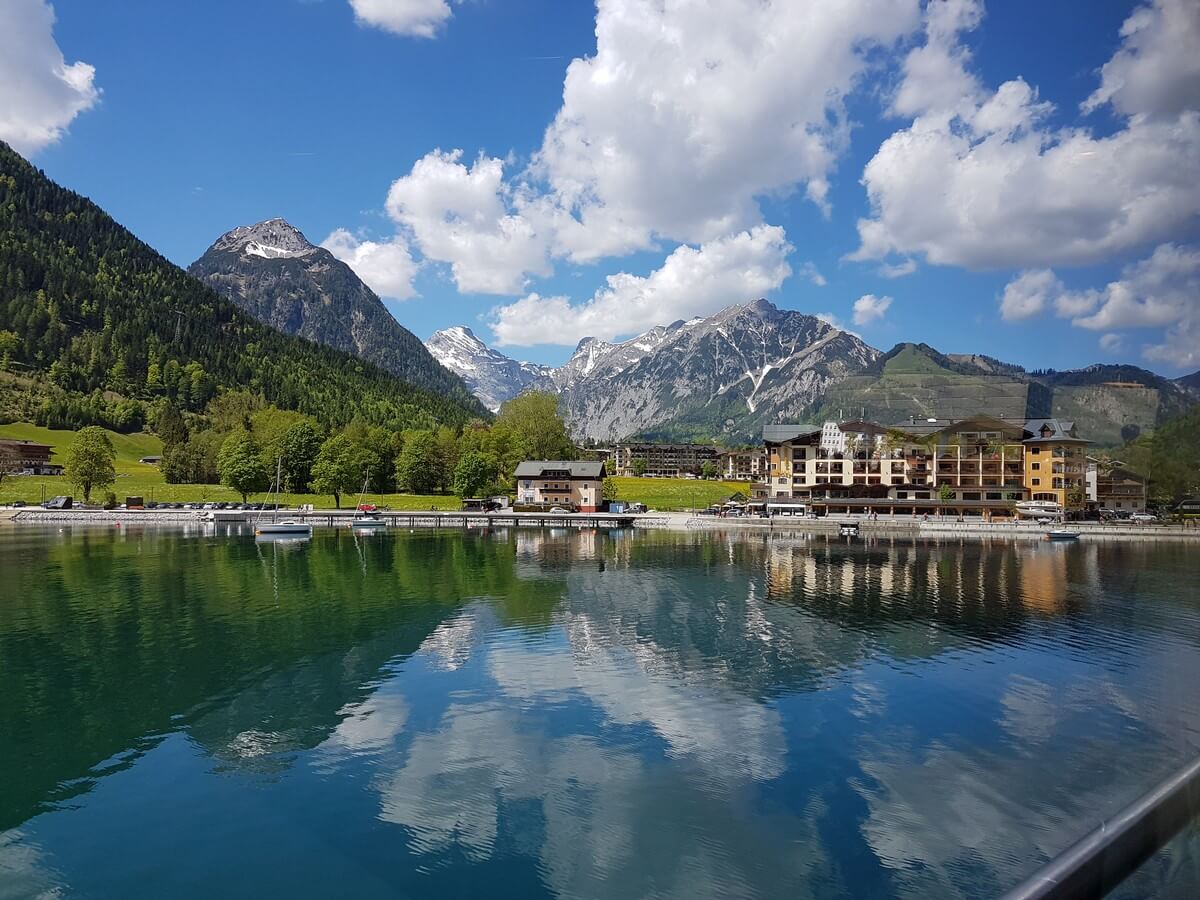 Blick Richtung Karwendel beim Verlassen von Pertisau in Richtung Buchau mit der MS Innsbruck