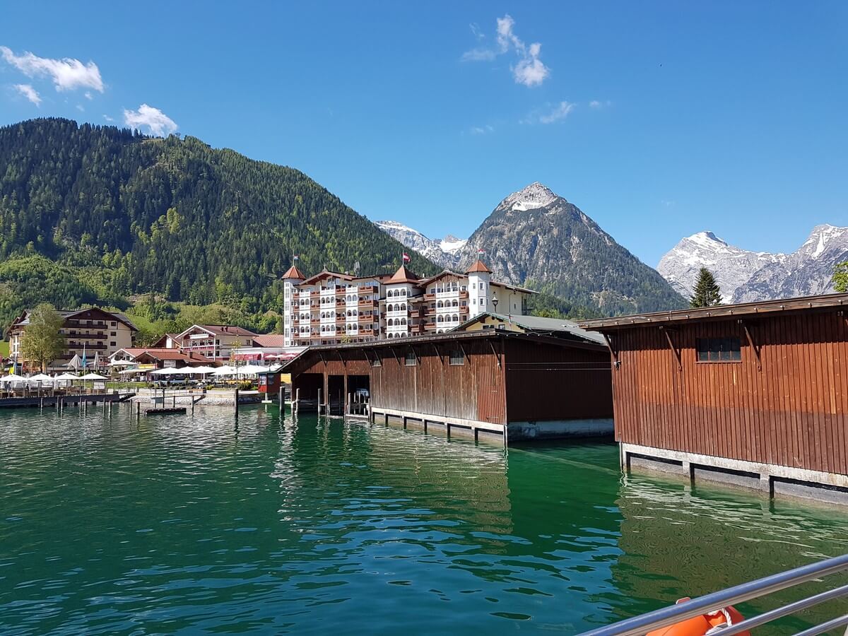 Gebäude der Schiffsanlegestelle in Pertisau mit Blick auf Karwendel und Hotel Entner