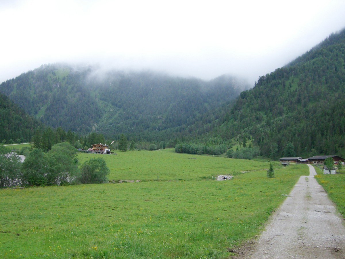 Blick auf die Pletzachalm und den Alpengasthof Pletzach