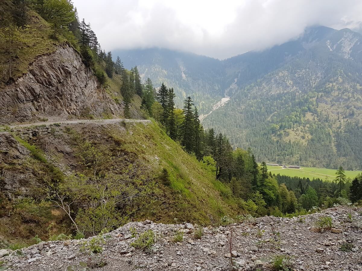 Weg hinauf zur Feilalm und Blick hinunter auf die Pletzachalm im Tal