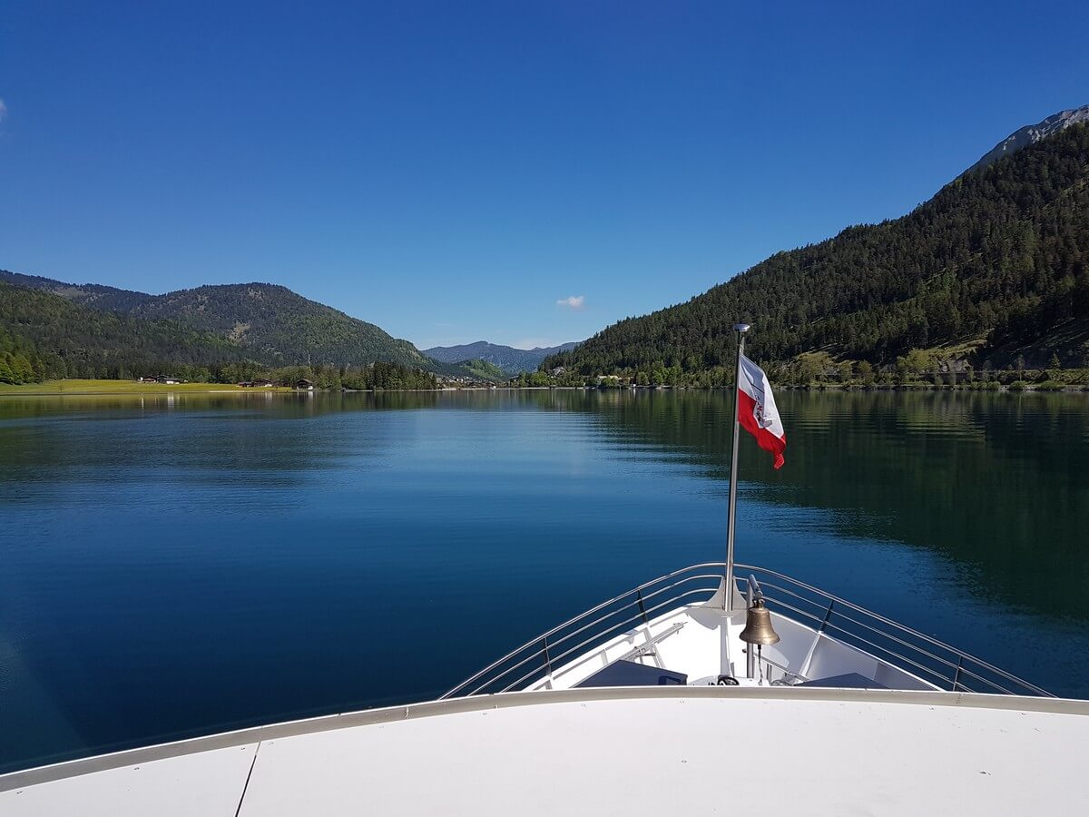 auf der MS Innsbruck über den ruhig daliegenden Achensee gleiten