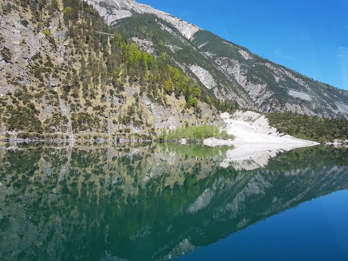 die Felsen reichen direkt bis hinunter an das Ufer des Achensees