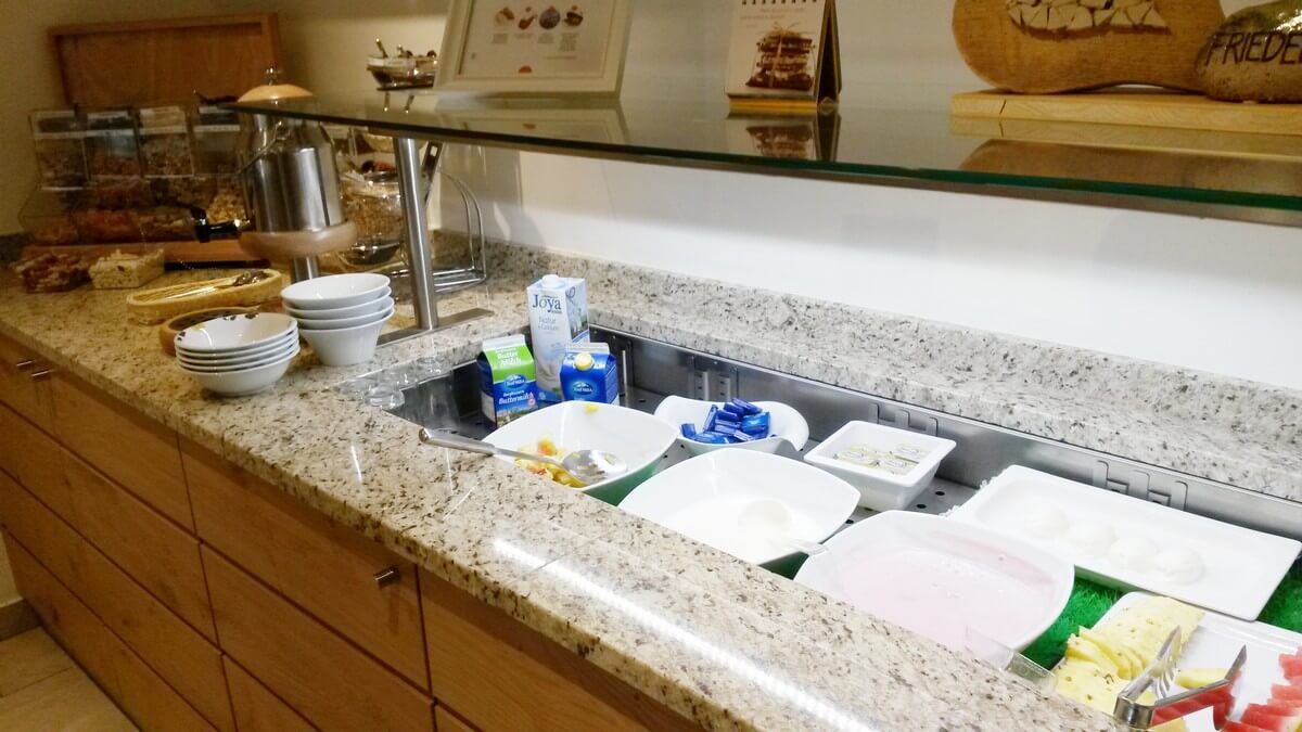 Müsli, Quark und Joghurt auf dem Frühstücksbuffet im Hotel Caroline