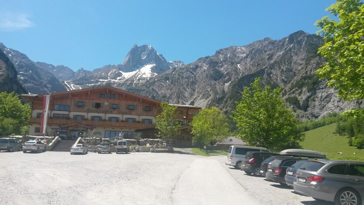 Blick auf den Alpengasthof Gramai und die Gipfel dahinter