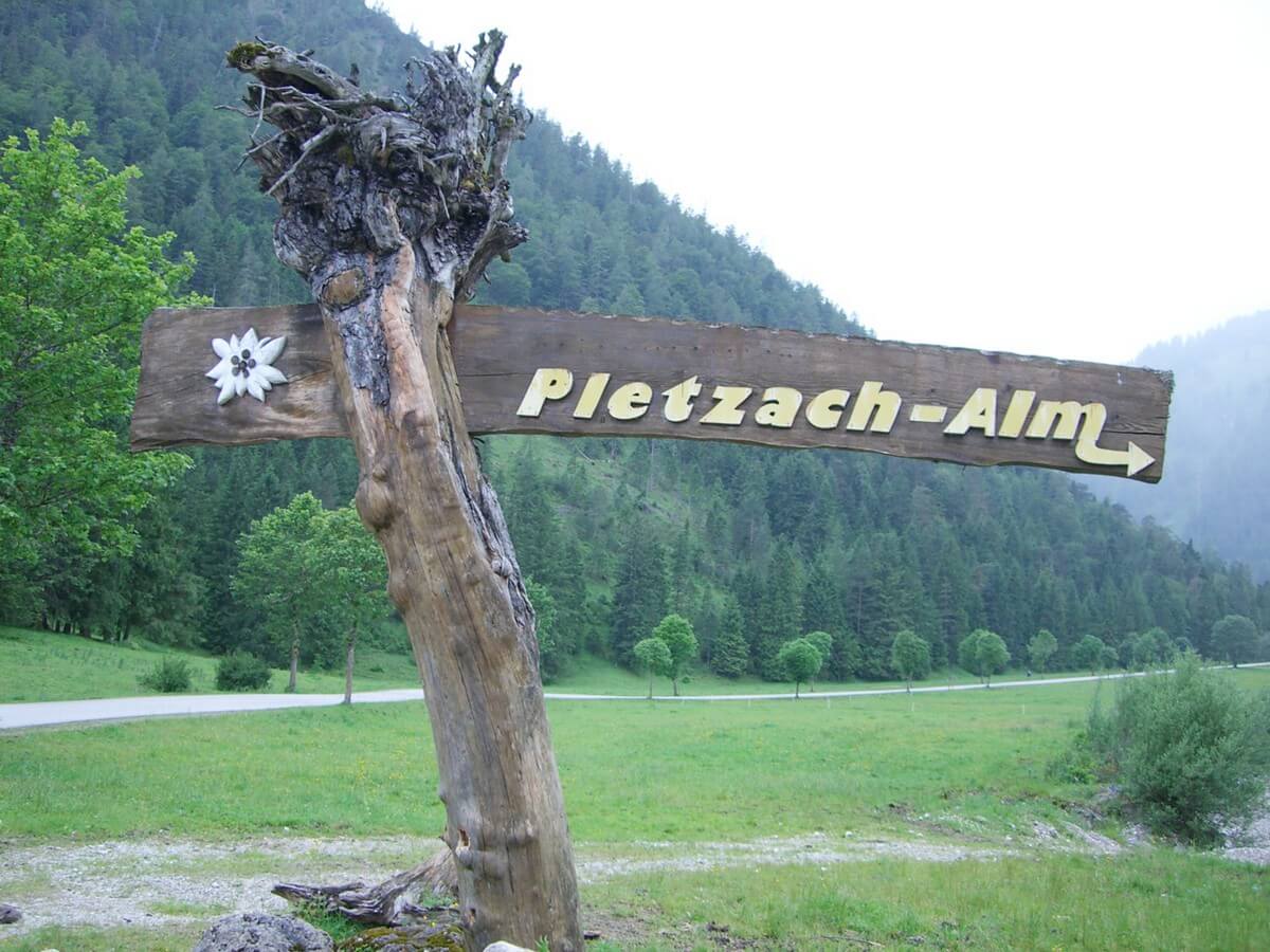 Hinweisschild zur Pletzachalm