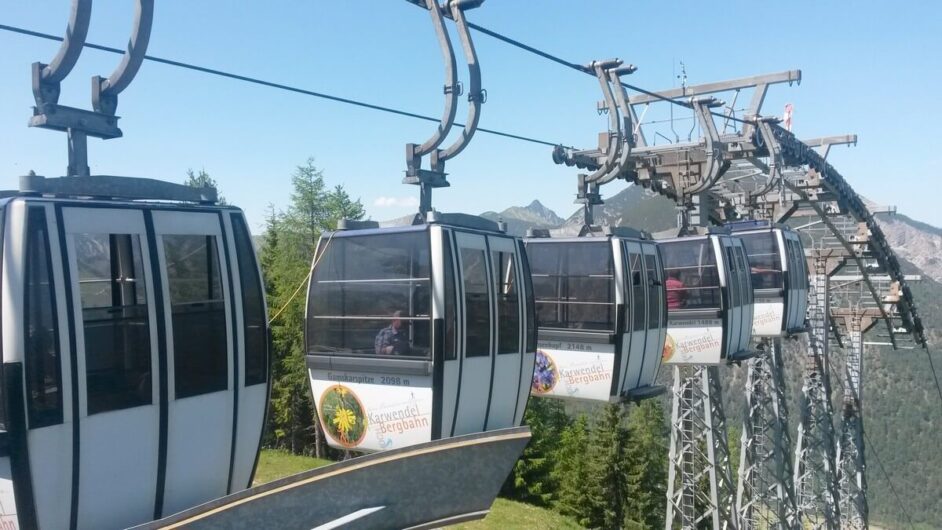 Gondeln der Karwendelbahn an der Bergstation