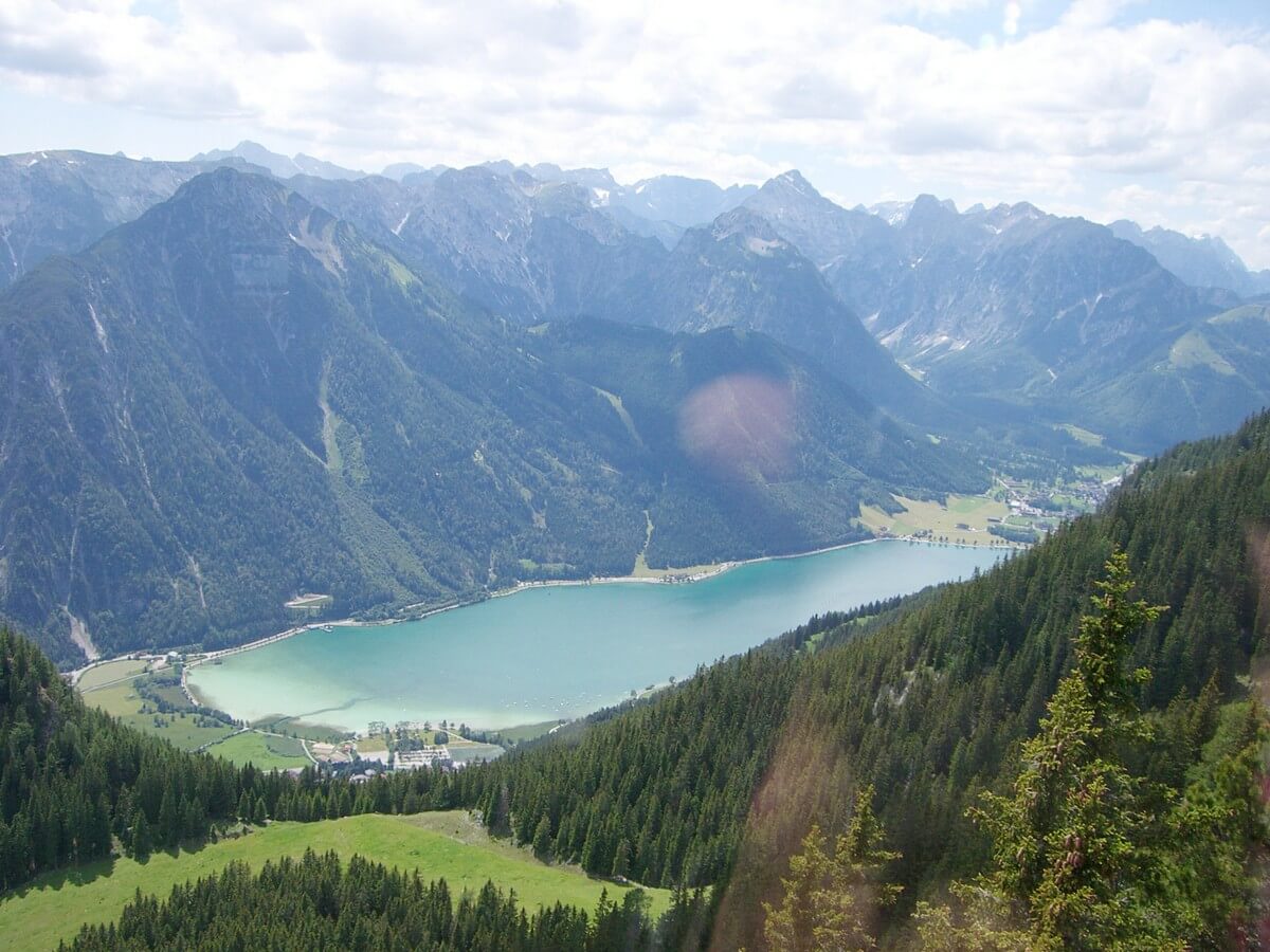 Blick hinunter nach Maurach, auf das Karwendel und den Achensee