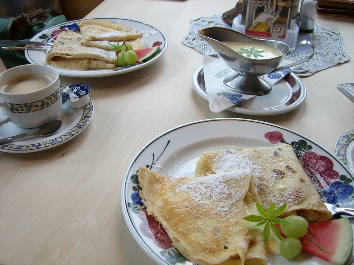 Palatschinken mit Vanillesauce in der Pletzachalm