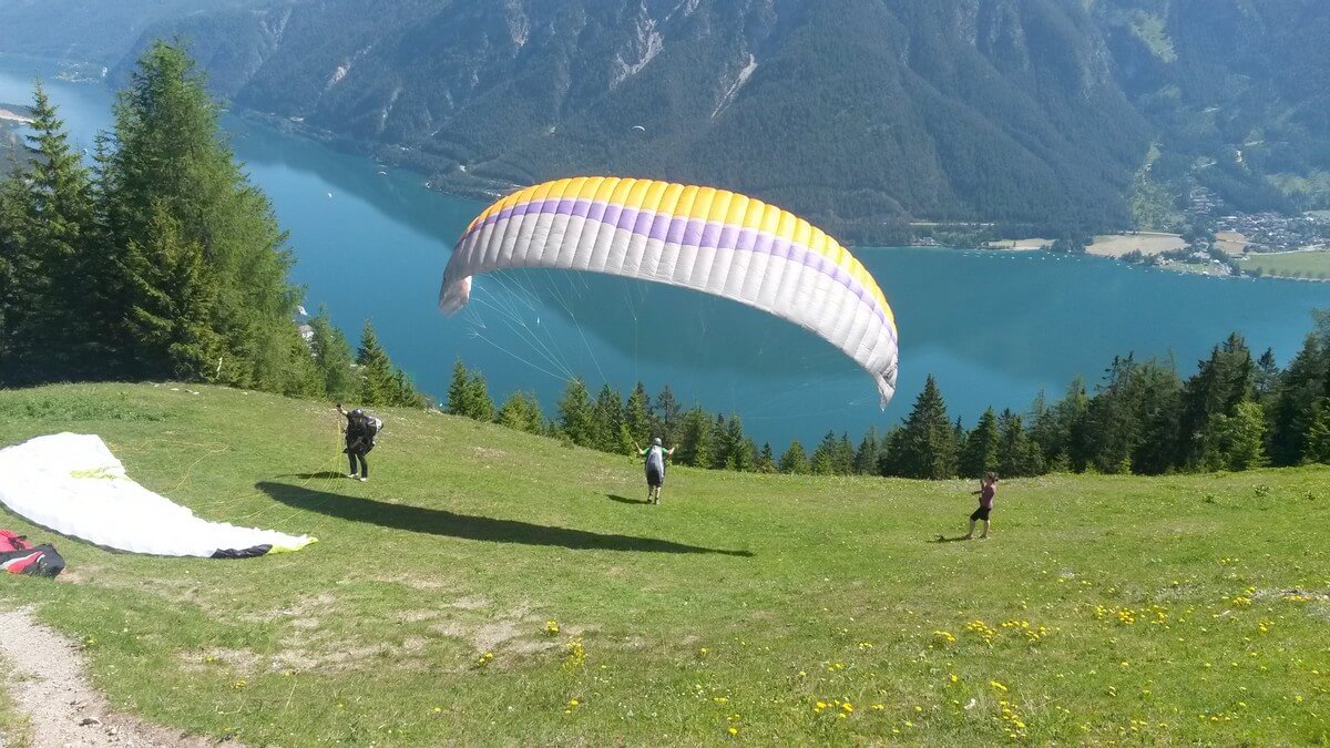 Paraglider macht sich startklar mit Blick auf den Achensee