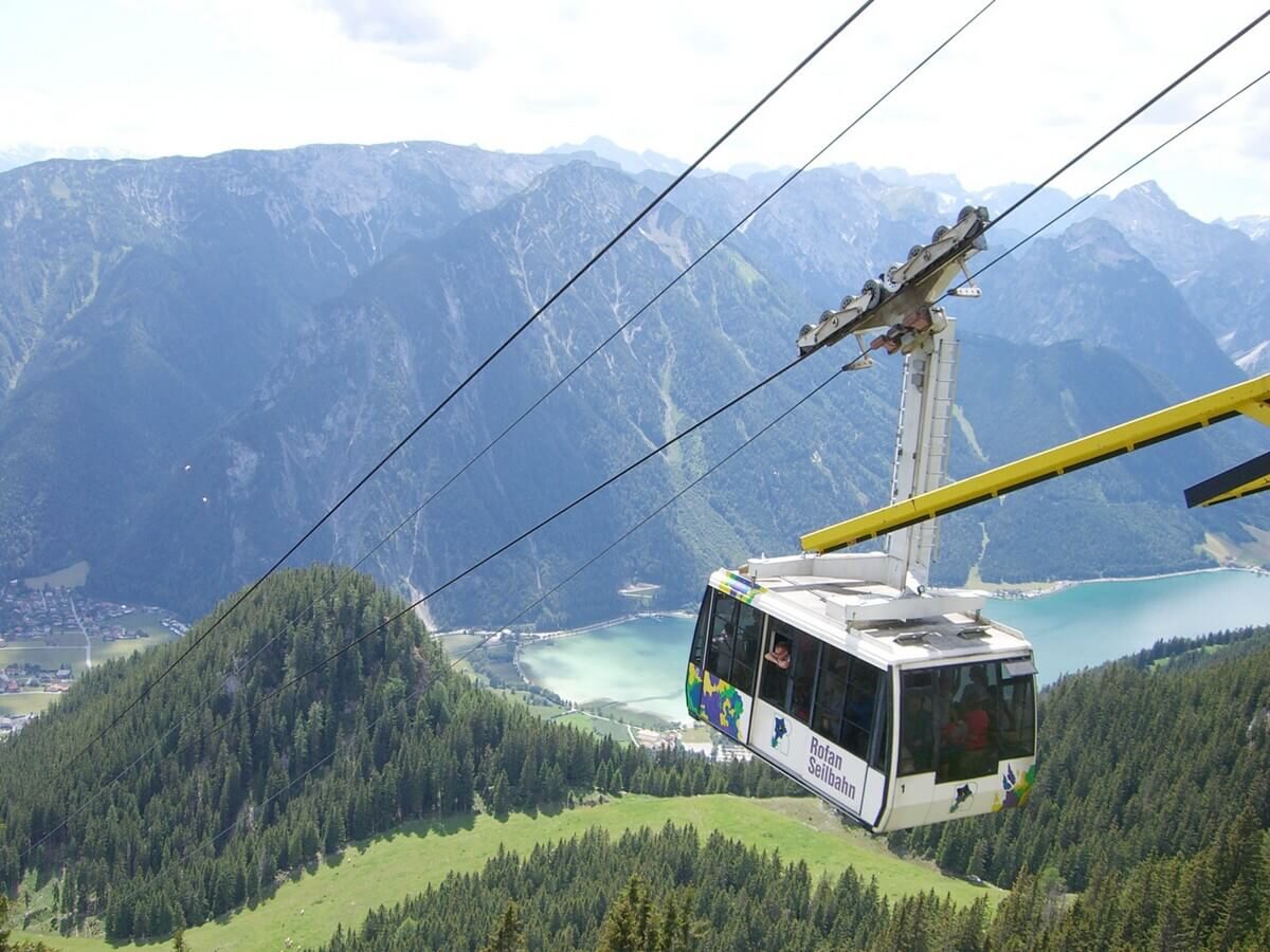 die Kabine der Rofan-Seilbahn kurz vor der Bergstation und Blick auf den Achensee