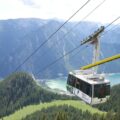 die Kabine der Rofan-Seilbahn kurz vor der Bergstation und Blick auf den Achensee