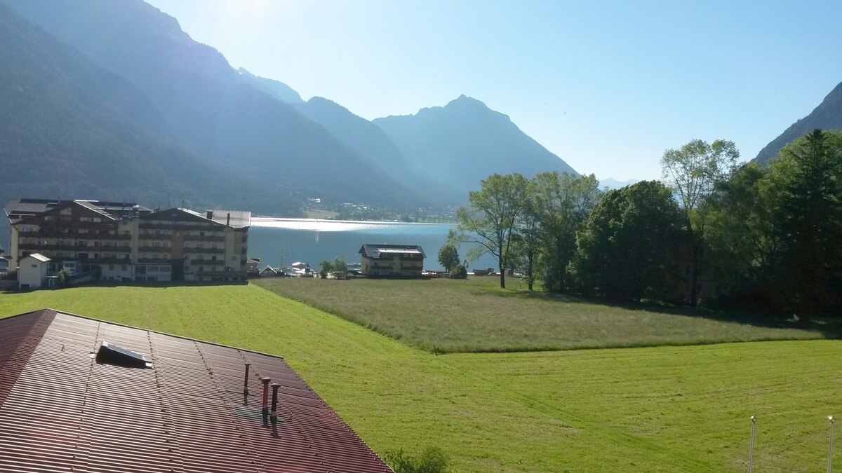 Blick vom Zimmer im Hotel Caroline in Pertisau auf den Achensee