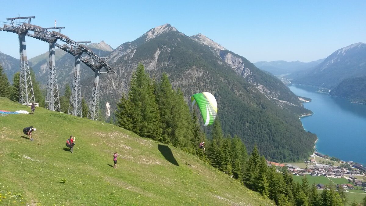 Paraglider starten am Zwölferkopf in Richtung Pertisau