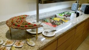 Salate und weitere Vorspeisen auf dem Buffet beim Dinner im Hotel Caroline