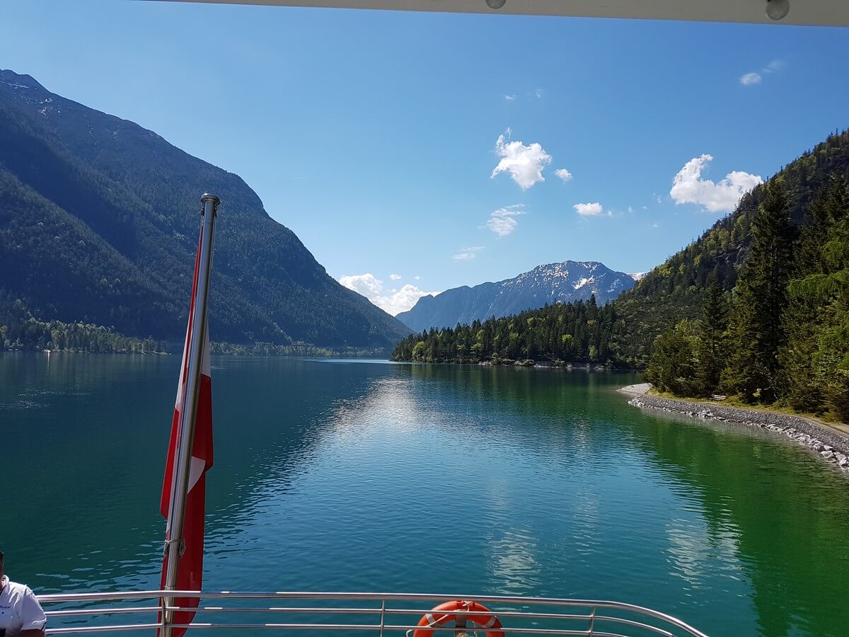 Blick von der MS Innsbruck auf den Uferweg am Achensee