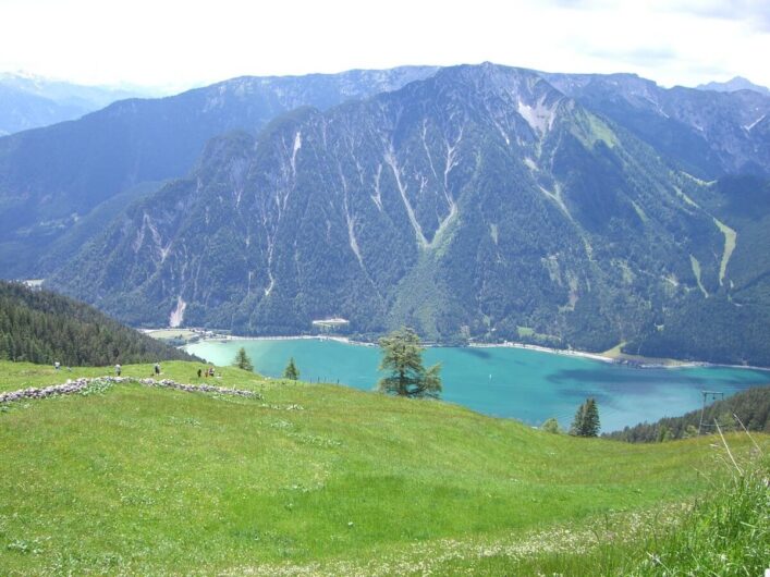 Blick auf den grün schimmernden Achensee unten im Tal