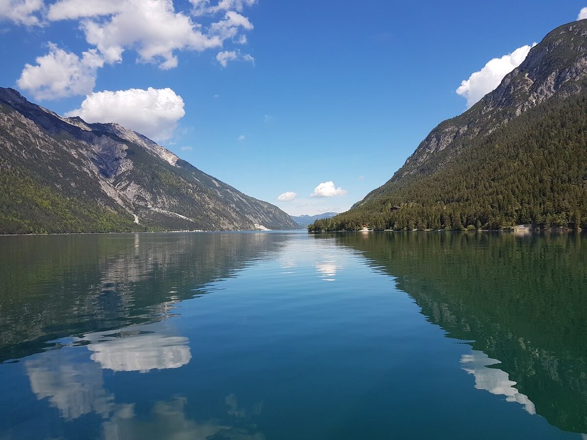 Wolken spiegeln sich im Blau des Achensees