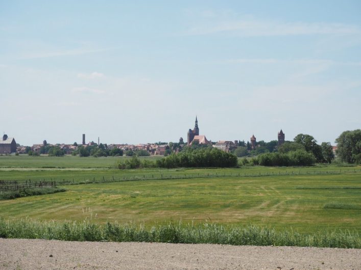 Blick vom Elbdeich hinüber auf die Altstadt von Tangermünde