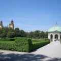 Dianatempel im Hofgarten mit Blick auf die Türme der Theatinerkirche