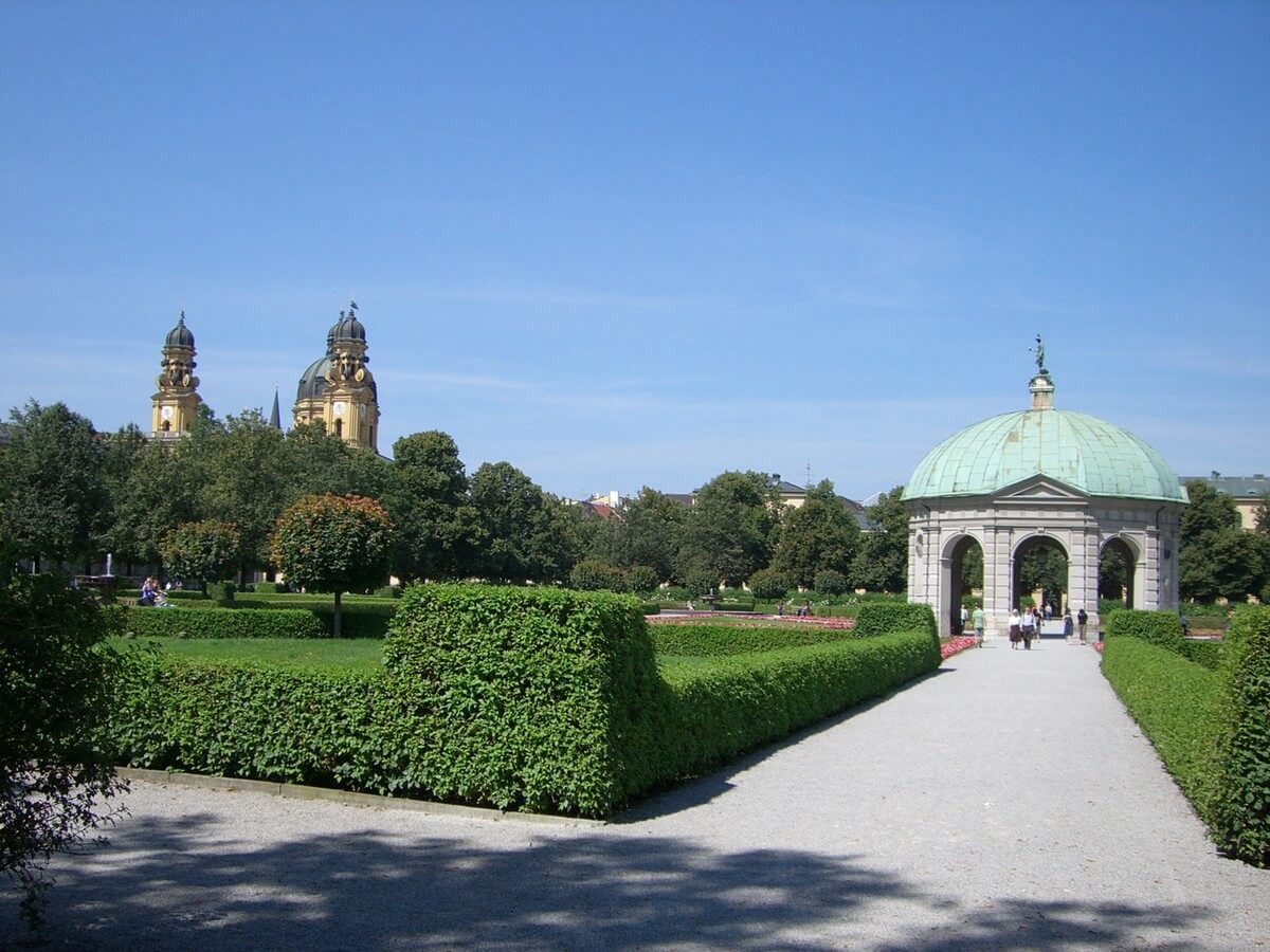 Dianatempel im Hofgarten mit Blick auf die Türme der Theatinerkirche