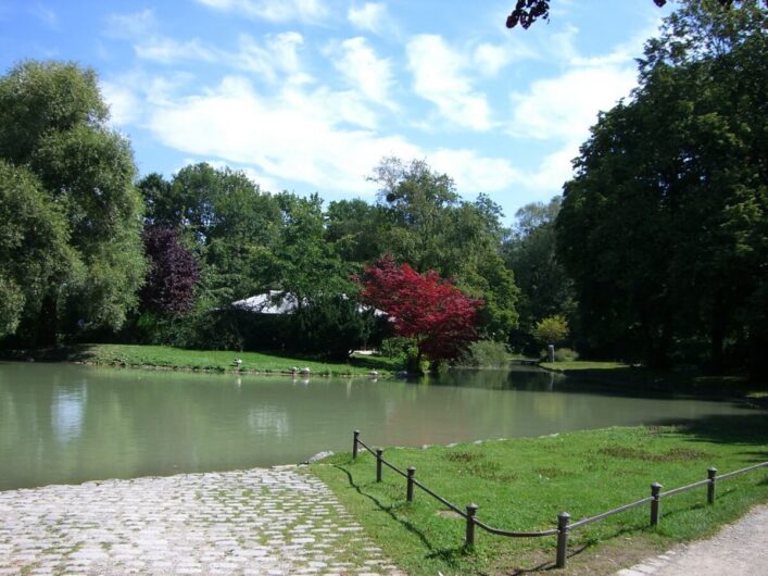 Blick auf das Japanische Teehaus und den See im Englischen Garten in München