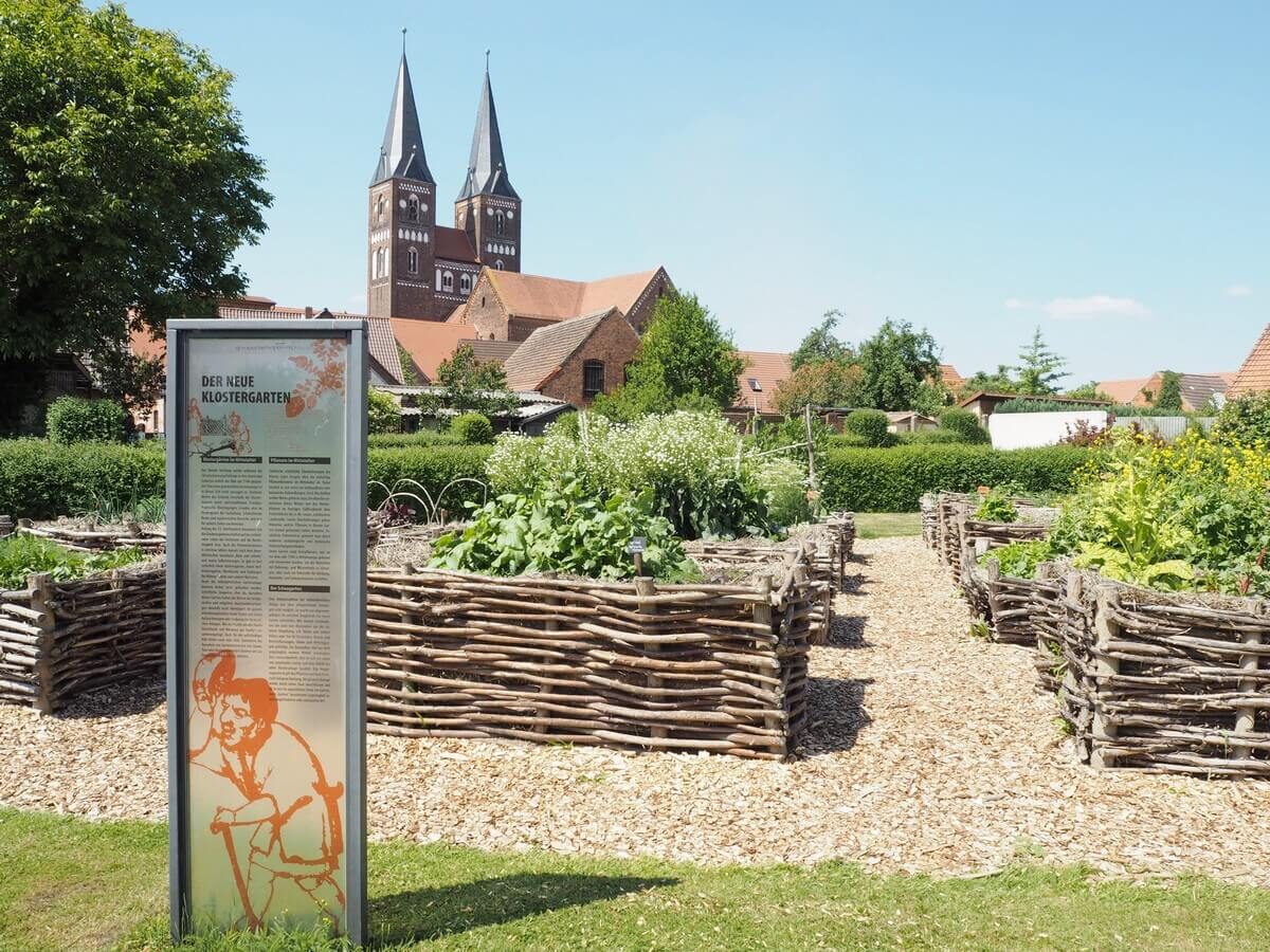 Blick auf den Kräutergarten und das Kloster Jerichow