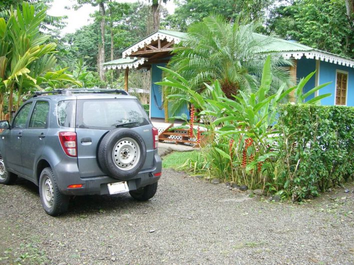 Mietwagen in Costa Rica geparkt vor der Lodge