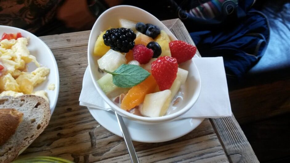 Obstsalat zum Frühstück im Cotidiano in München