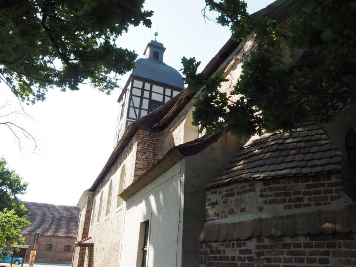 Rückansicht der Dorfkirche in Wust