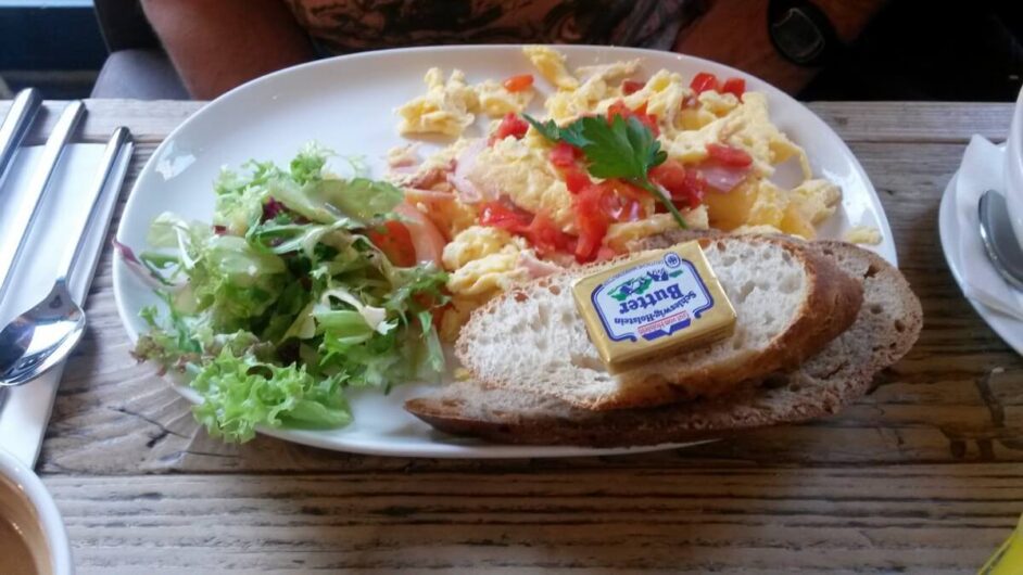 Rührei mit Schinken zum Frühstück im Restaurant Cotidiano am Gärtnerplatz