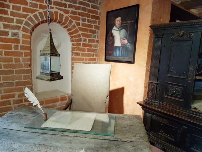 alter Schreibtisch mit Tuschefeder im Kloster Jerichow