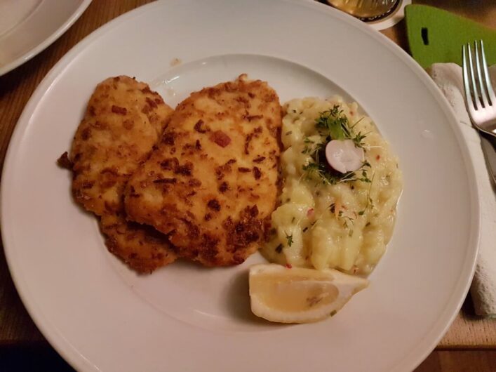 Straubischnitzel mit Kartoffelsalat und Zitronenviertel beim Wirtshaus zum Straubinger in München