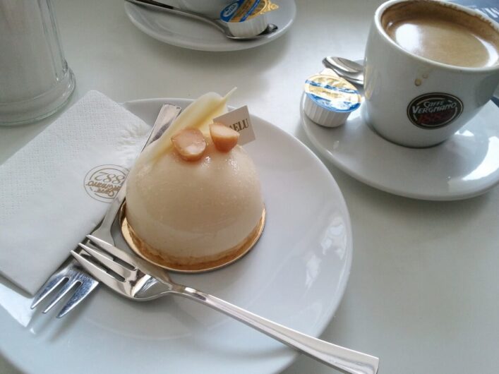 Törtchen und eine Tasse Kaffee im Café Maelu