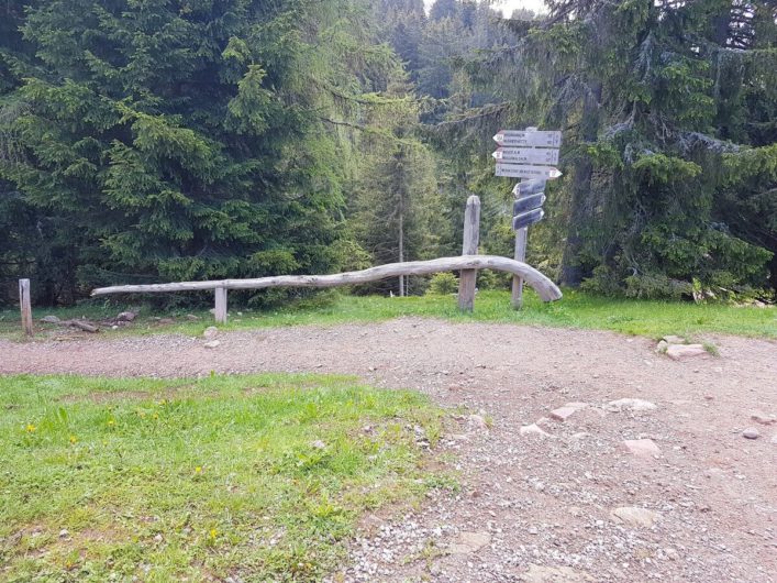 Wanderwegweiser am Abzweig zum Wanderweg 18A auf Meran 2000