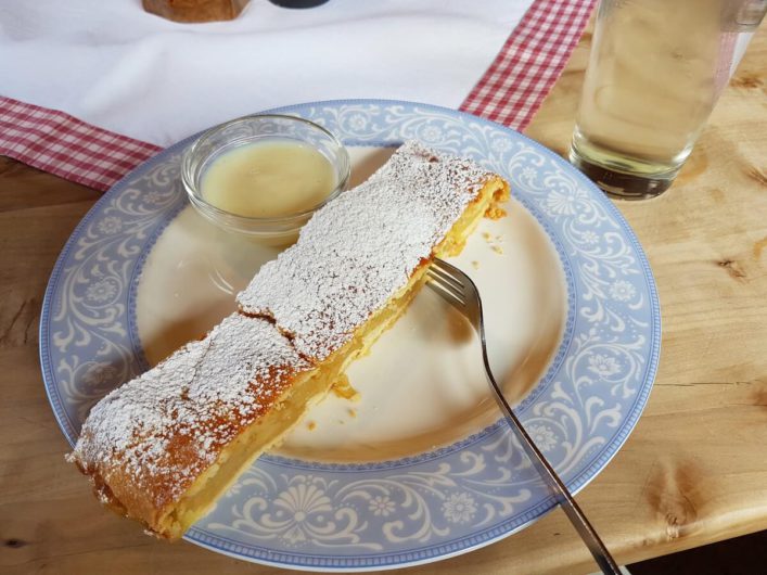 Apfelstrudel mit Vanillesauce auf der Waidmannalm