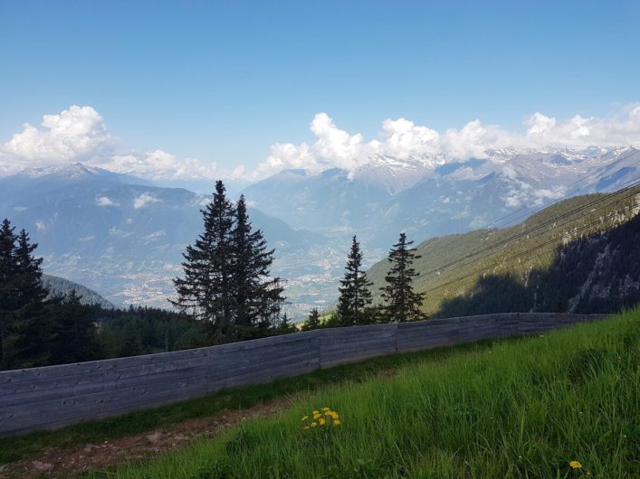 Blick von der Berstation Meran 2000 auf Meran und die gegenüberliegenden Berge