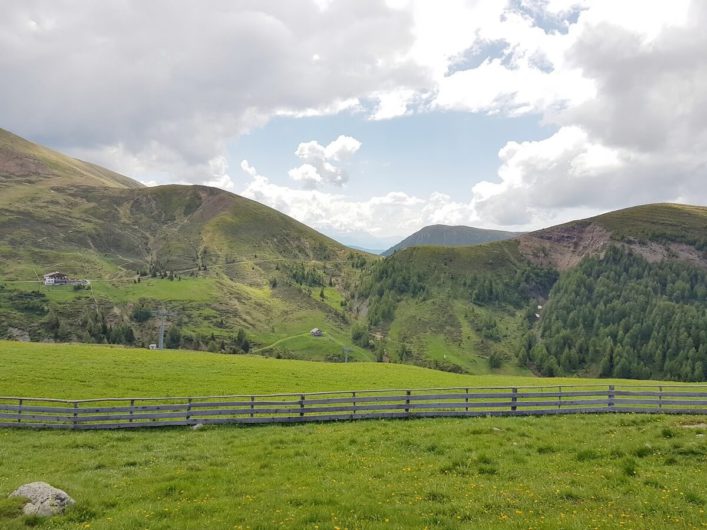 Blick auf die Merner Hütte und den Wanderweg E5 davor