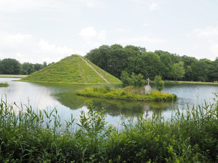 Pyramide im Park Branitz mit dem Grabmal auf einer Insel davor