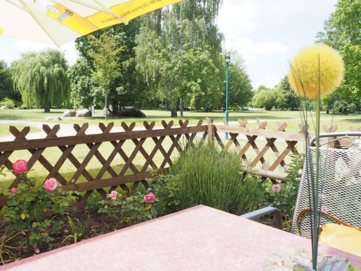 Blick aus dem Parkcafé in den Spreeauenpark in Cottbus