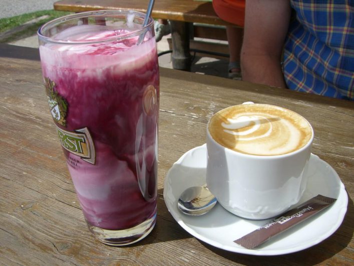 Glas Melcherbluat und Cappuccino im Berggasthof Piffinger Köpfl