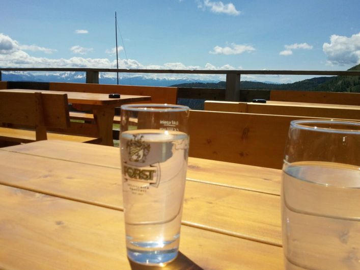 Gläser mit Holunderblütensirup auf der Terrasse der Öttenbacher Alm