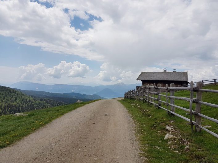 Hütte am Wegrand und Blick auf die Ortlergruppe in der Ferne