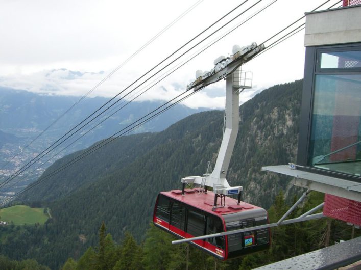 die Kabine der Seilbahn Meran 2000 kurz vor der Einfahrt in die Bergstation