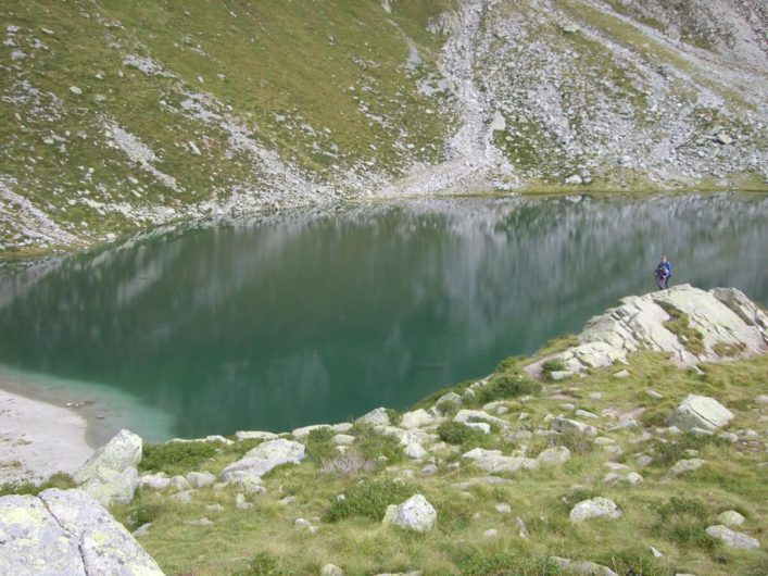 im Kratzbergersee spieglen sich die umliegenden Felsen